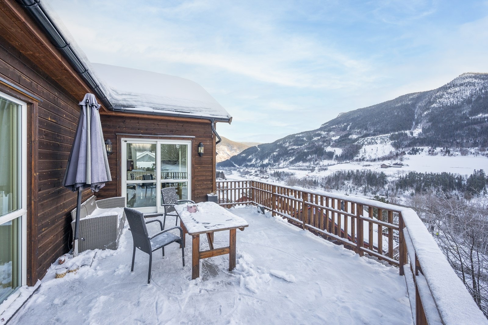 Boligen har store terrassearealer med flott utsikt og god solgang. Galleribilde