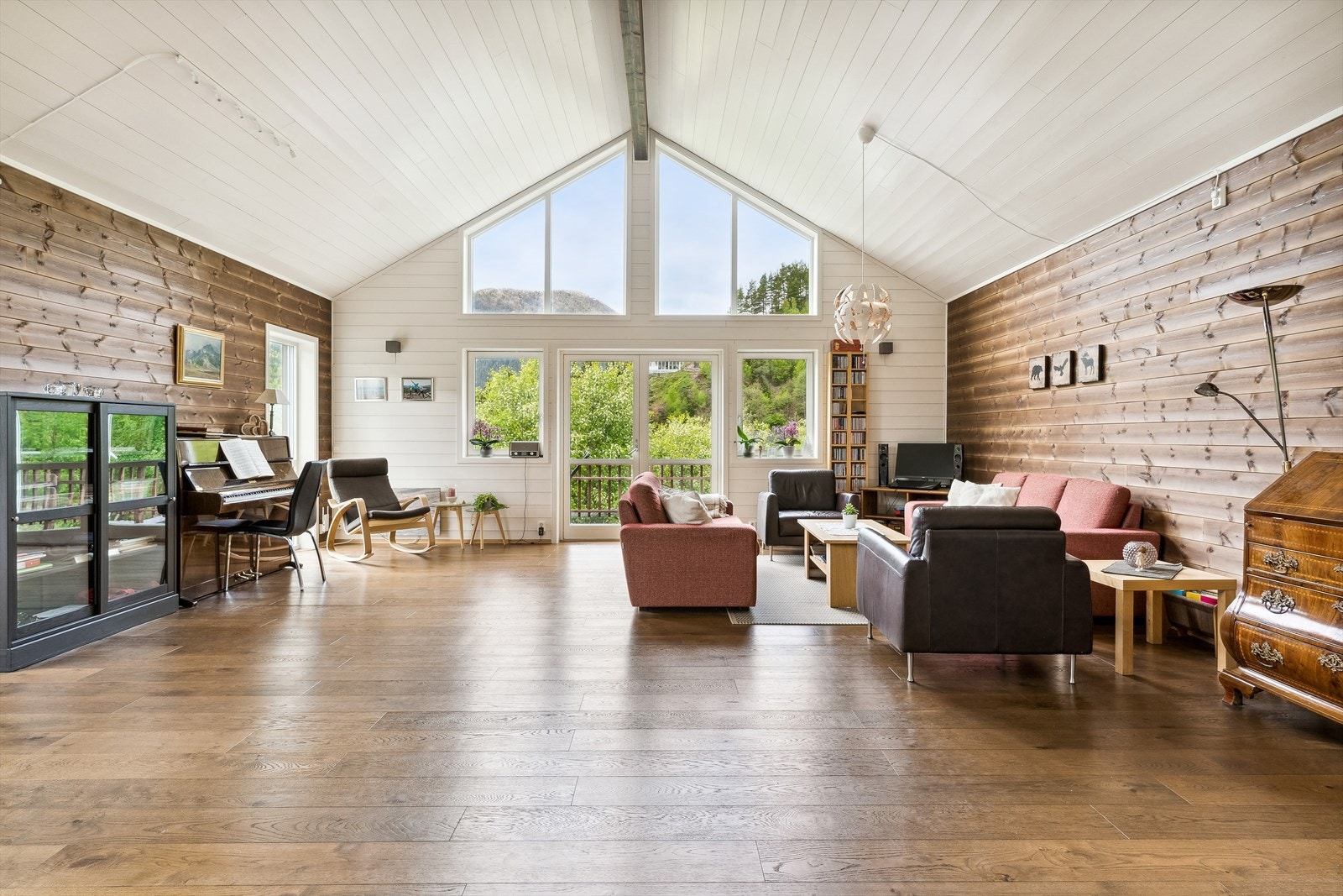 Stor og luftig stue med god takhøyde. Galleribilde