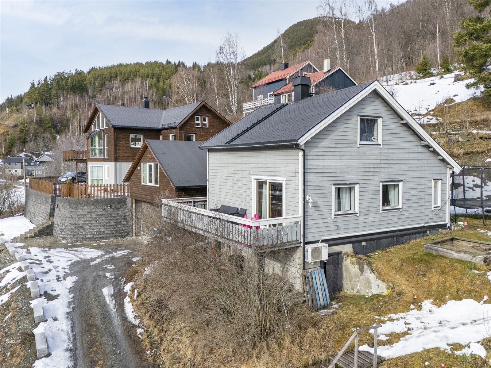 Nyseterjordet 33 ligger ved siden av Nyseterjordet 35. Begge eiendommene ligger på samme gnr/bnr. Galleribilde