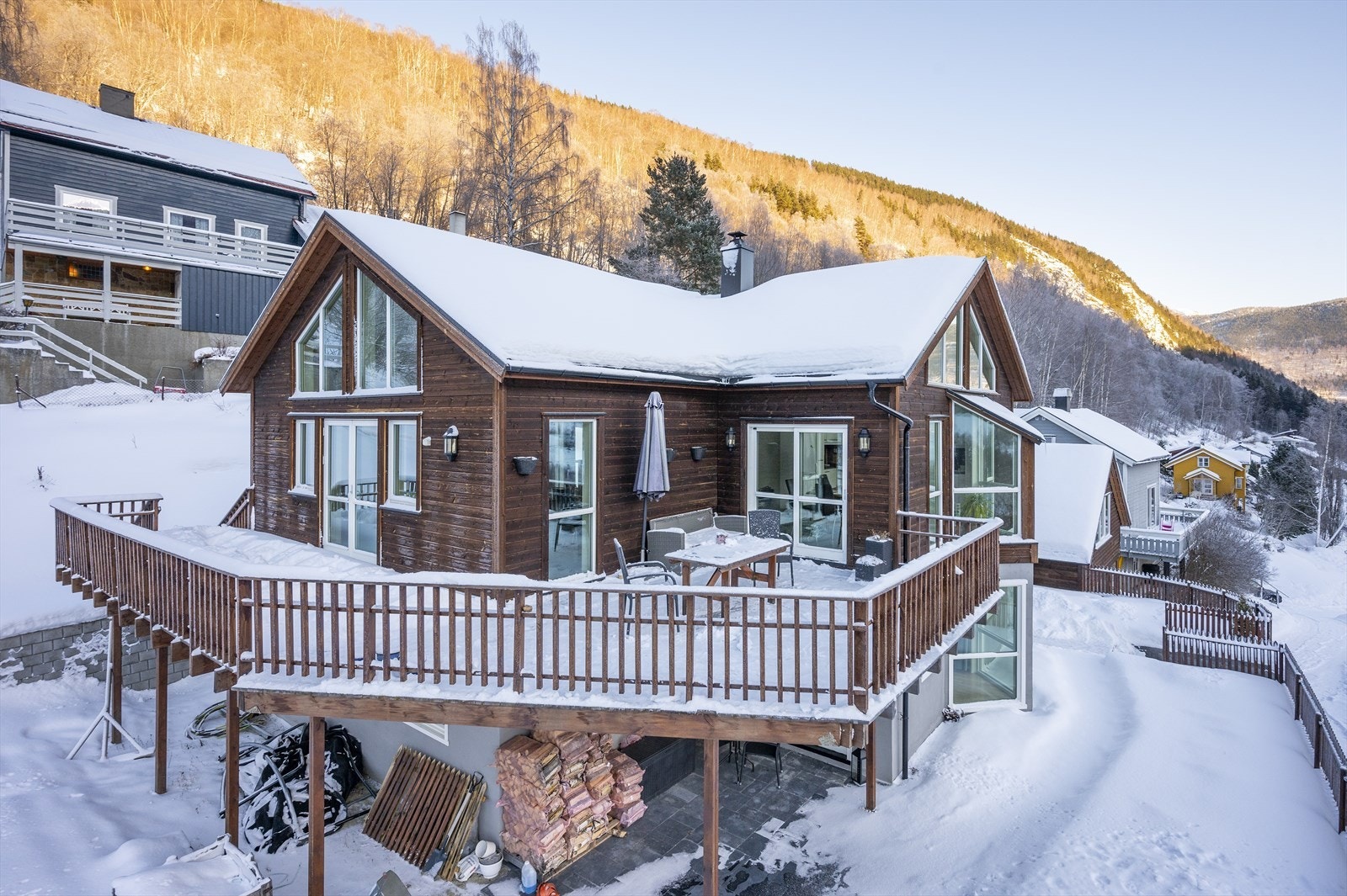 Nyseterjordet 35 fremstår tiltalende med påkostninger både innvendig og utvendig. Det er etablert to el-bil ladere i carporten. Galleribilde