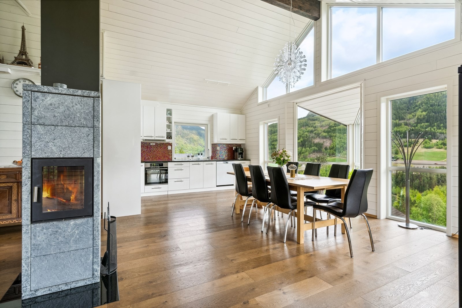 God plass til egen spiseseksjon ved kjøkkenet. Galleribilde