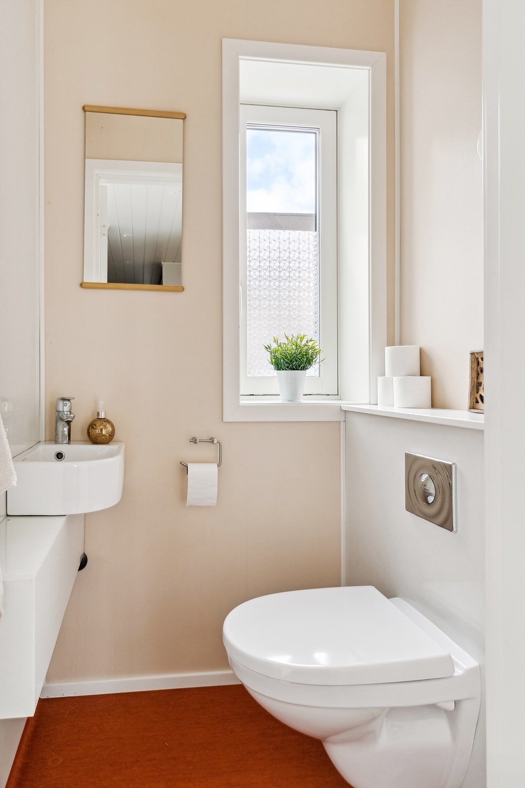 Adskilt toalettrom rett ved inngangspartiet. Galleribilde