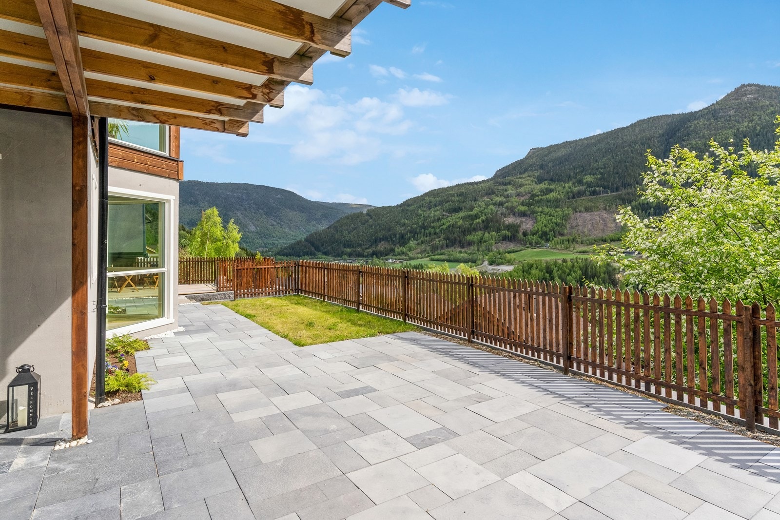 Eneboligen har et svært pent opparbeidet uteområde. Galleribilde