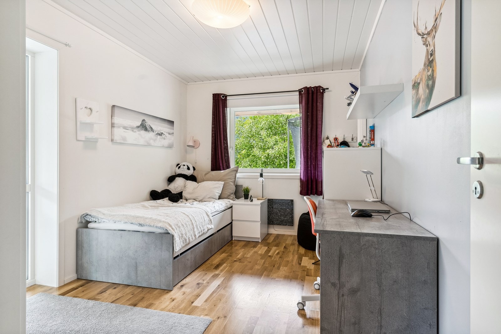 Tre av soverommene ligger i underetasjen, mens hovedsoverommet befinner seg i overetasjen. Galleribilde