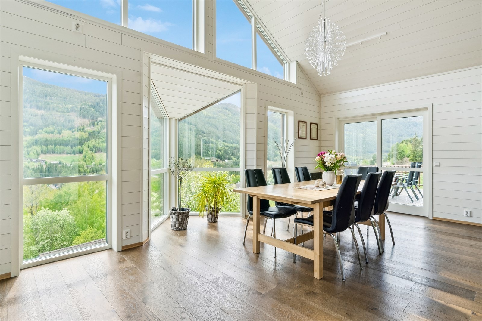 Spisestue - her kan man nyte utsikten! Galleribilde
