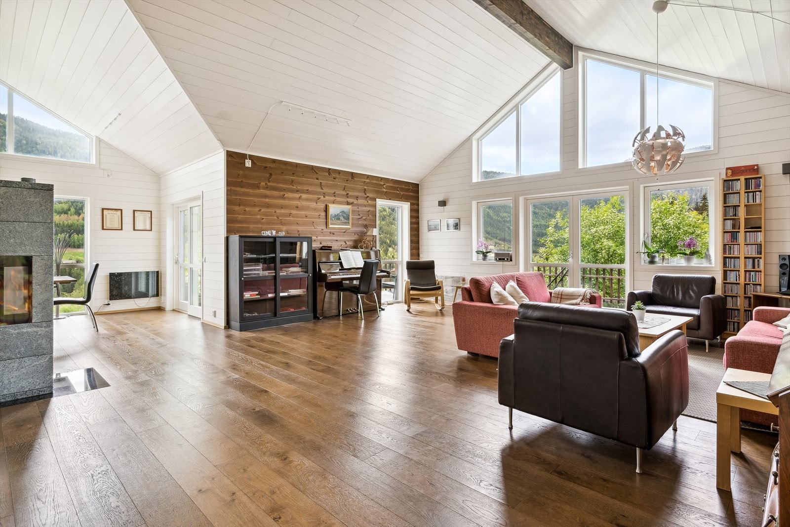 Fra stuen og område ved kjøkkenet er det utgang til romslig terrasse. Galleribilde