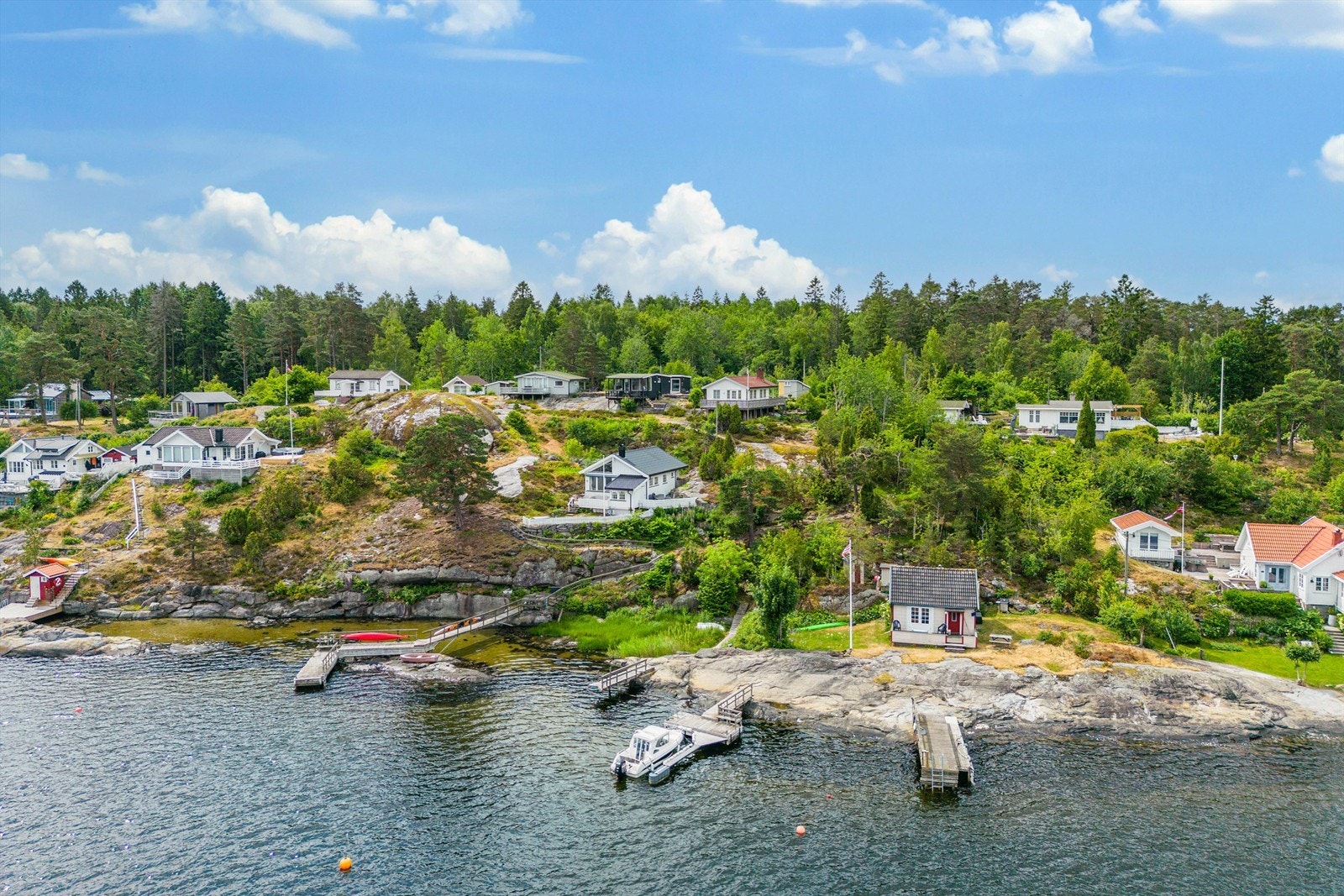 Hyttene langs Siktesøyas nordside ligger som perler på en snor, men denne hytta er blant de som har lengst sol på kvelden. Galleribilde
