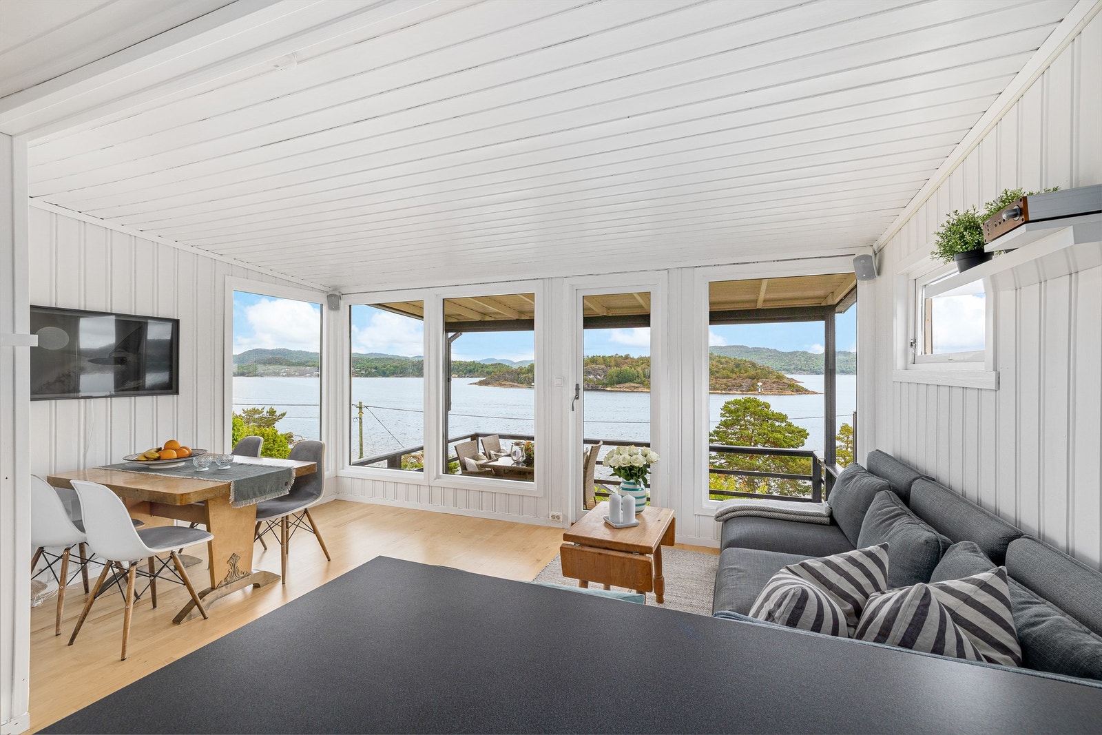 Overflatene er holdt i lyse nyanser, kombinert med lysegrå interiørdetaljer. Galleribilde