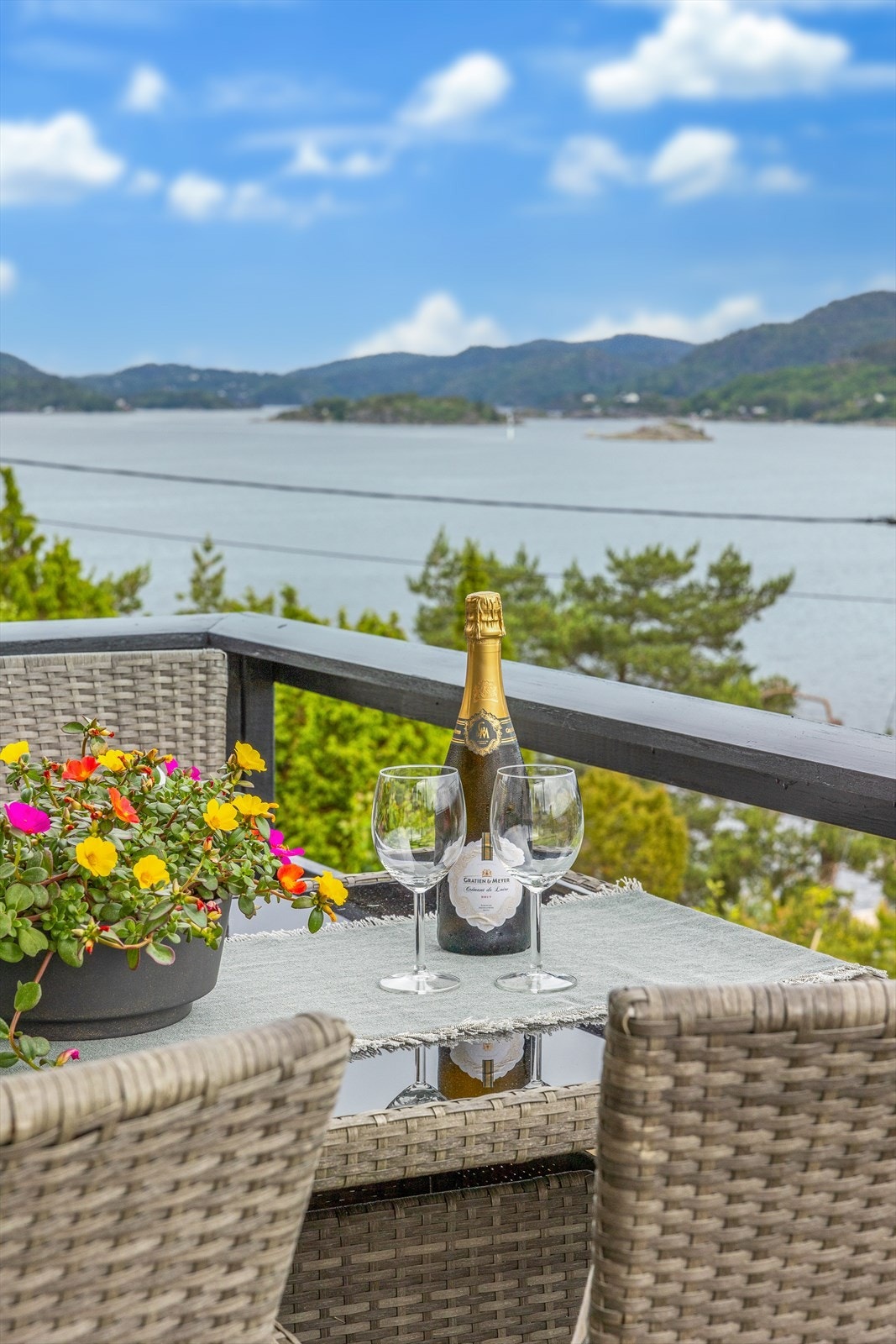 FRILUFT: Om Sommeren smaker mat og drikke best utendørs. Sånn er det bare. Galleribilde