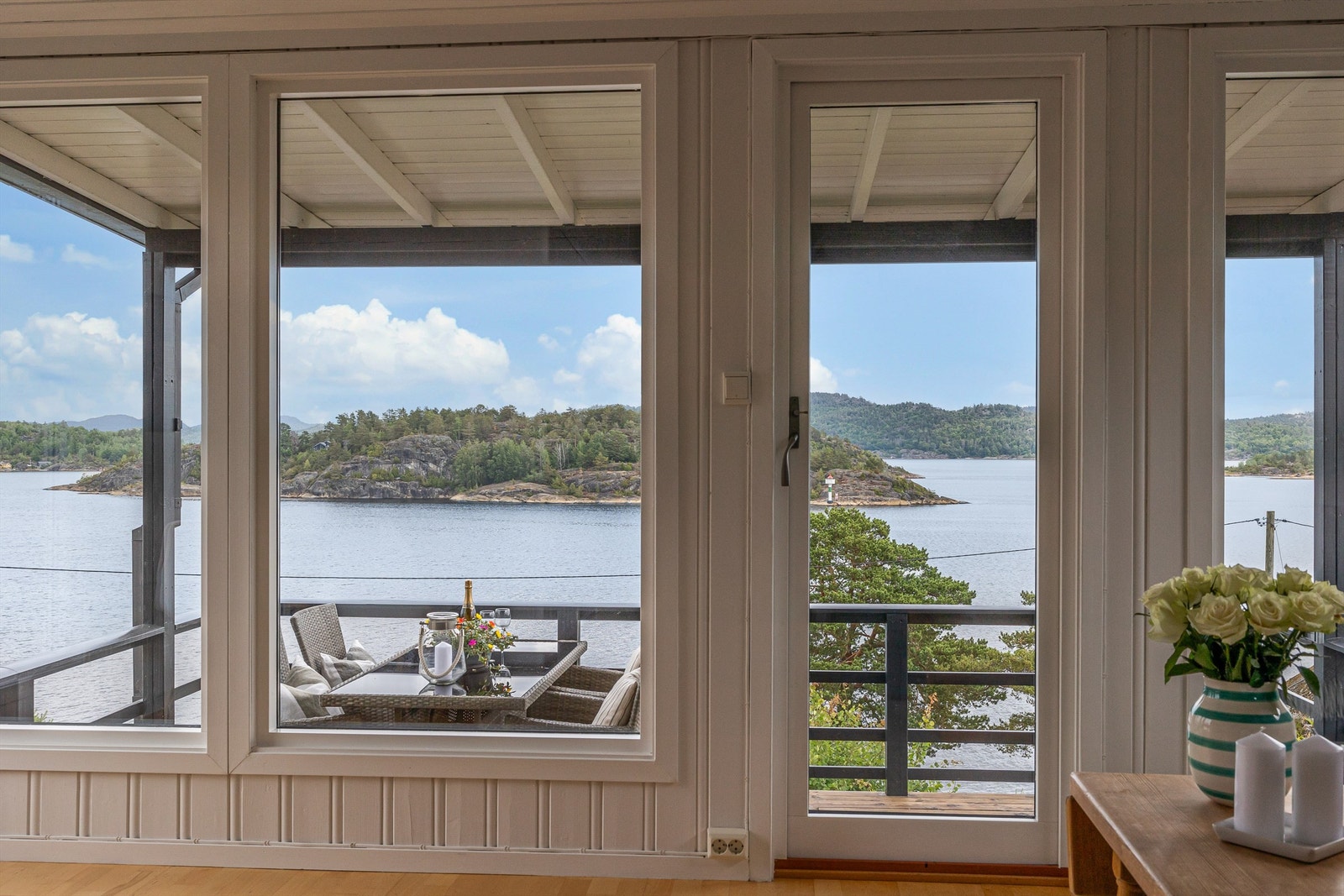 Hytta ligger et steinkast fra vannet, og fra spiseplassen ses en av innseilingene til Brevik. Galleribilde