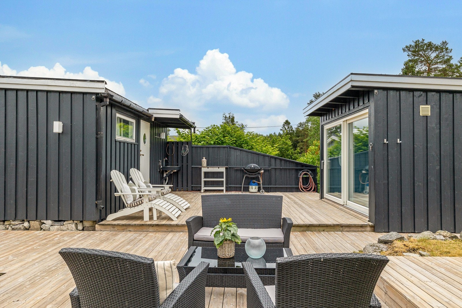 Utelounge og utekjøkken ligger på hver sin side av terrassen. Galleribilde