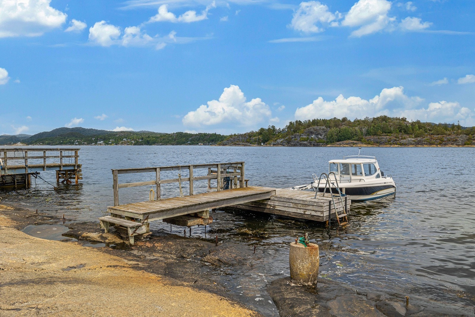 Blankskurte svaberg nede ved brygga. Galleribilde