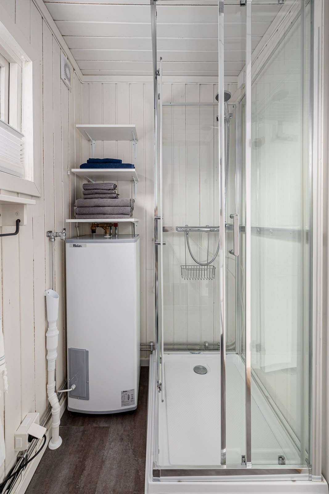 Gulvet har belegg og varmefolie. Galleribilde