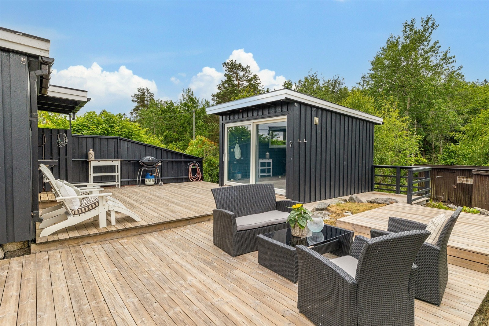 GJESTFRITT: Hytta har to soverom begge med dobbeltseng, terrassen fører direkte ut til gjestehuset som har sengeplass til tre. (Gjestehuset er ikke godkjent til varig opphold). Galleribilde