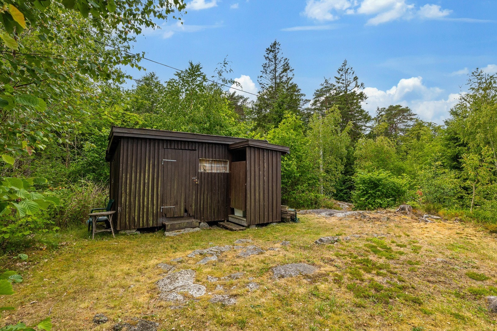 Tomta bak hytta er forholdsvis flat og godt egnet til lek og ballspill. Galleribilde