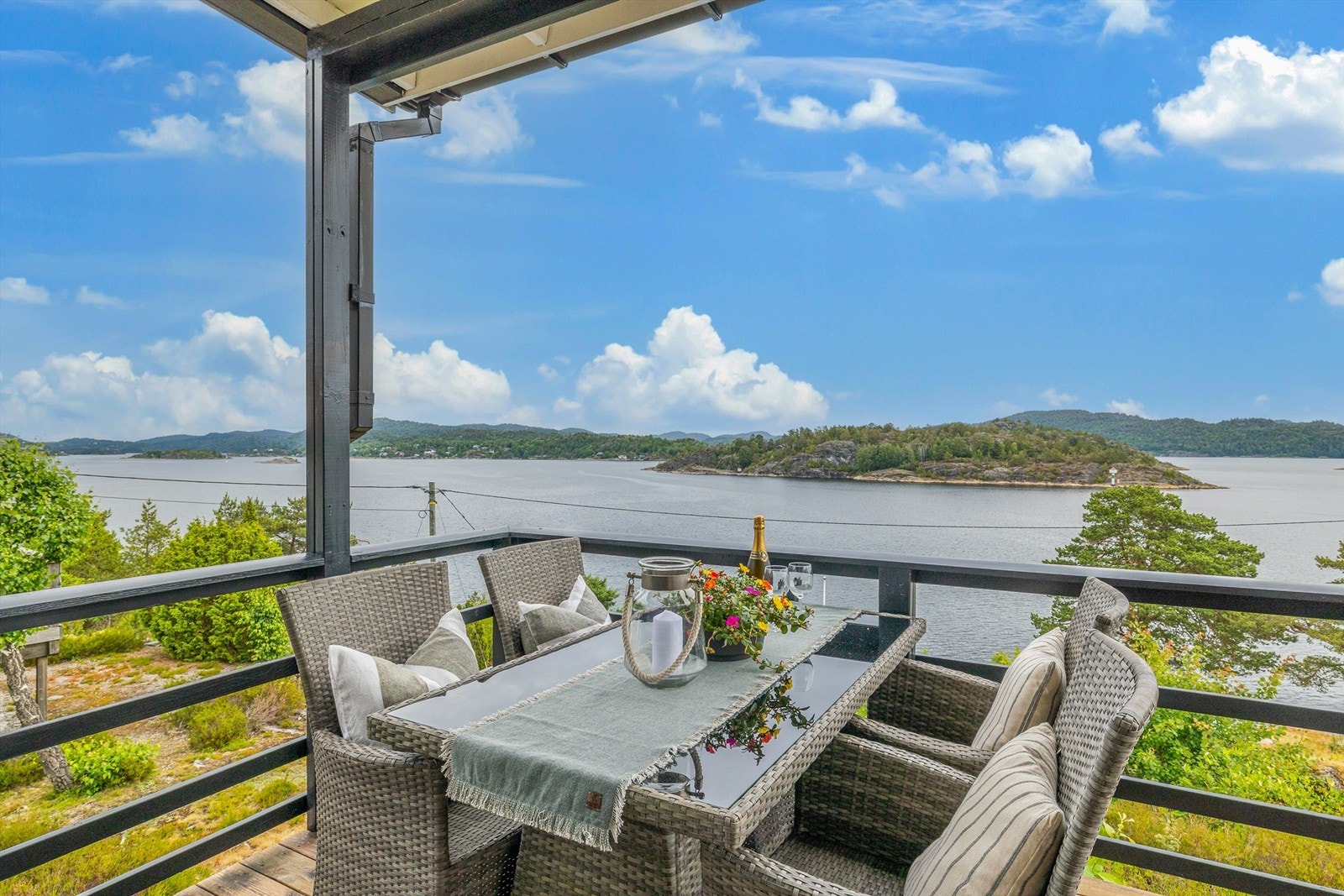 Spiseplassen på den overbygde terrassen med orkesterplass til leia blir flittig brukt. Galleribilde