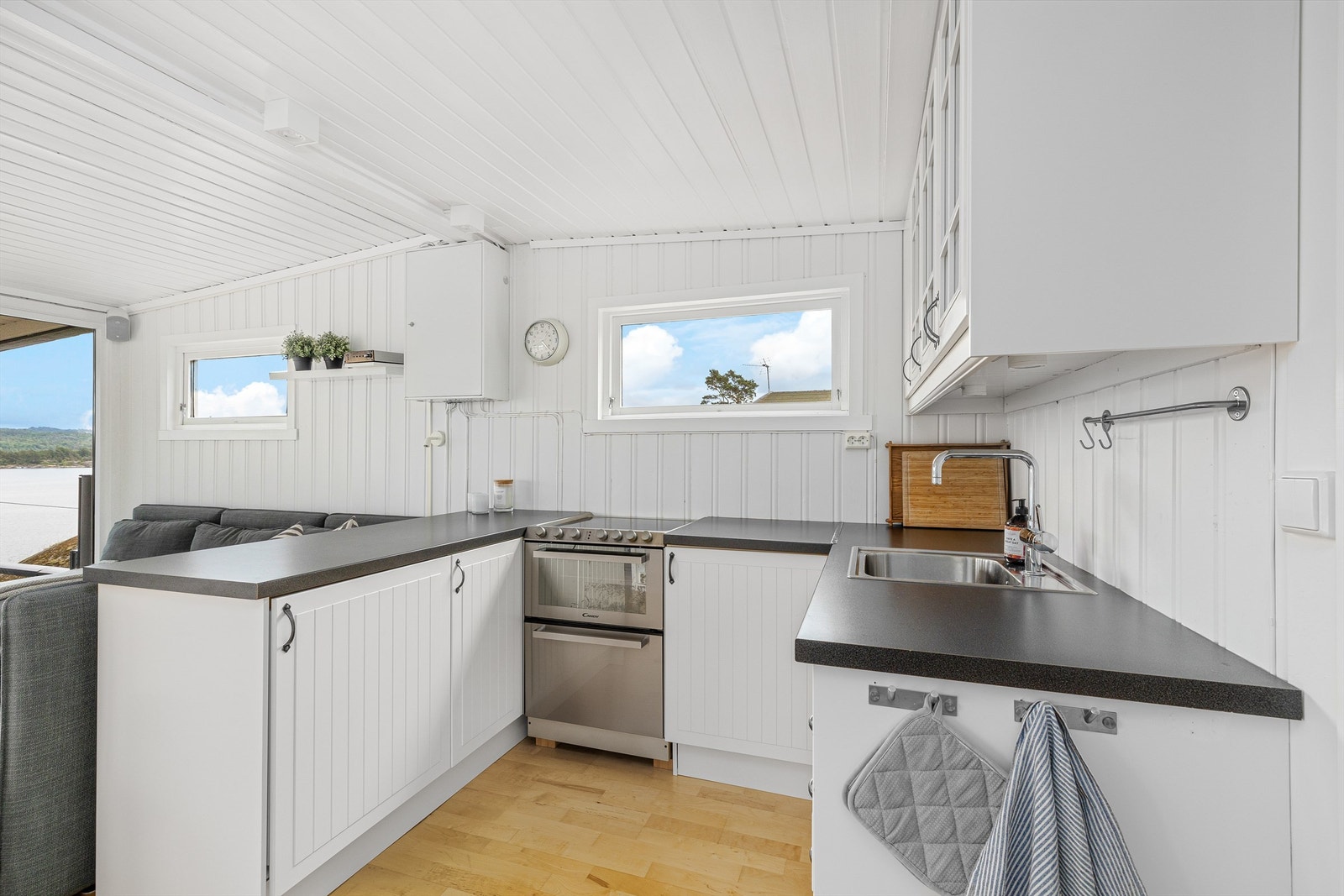 Kjøkkeninnredningen fra Ikea har en arbeidsvennlig U form, og delen mot stua bidrar til å skille sonene. Galleribilde