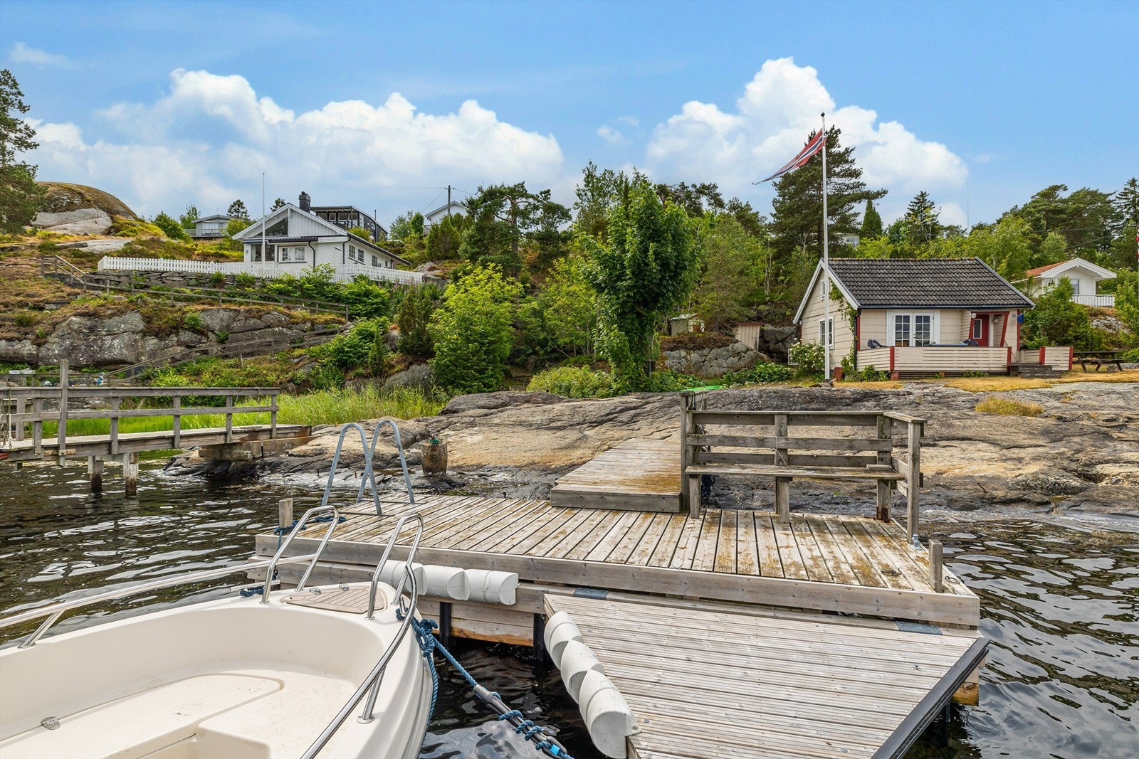 Hytta ligger et steinkast fra vannet. Bildene ble tatt i fjor sommer og den lille hytta rett frem er nå revet og ny hytte er under oppføring. Galleribilde