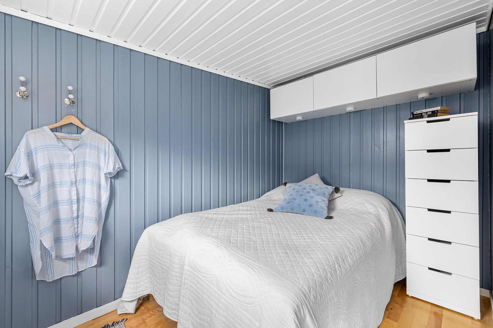 Fargeharmoni: Den lyse blåfargen er valgt for å gjøre rommet maritimt, den står fint til den hvite belistningen, innredningen og himlingen. Galleribilde