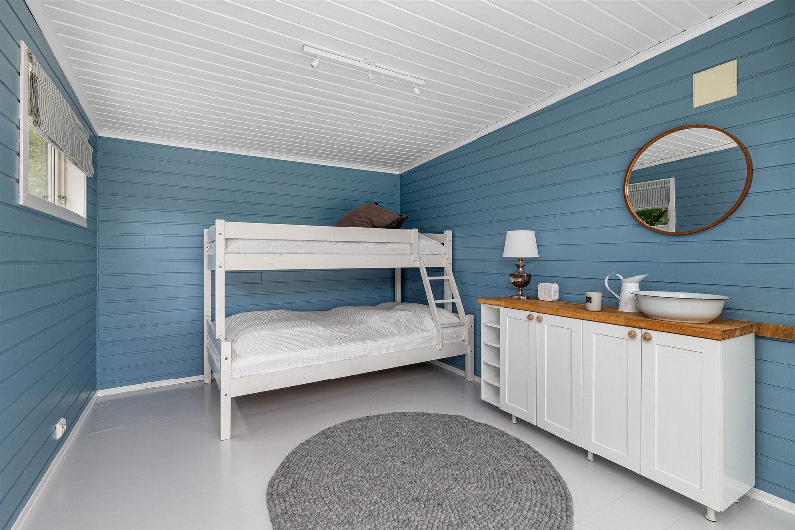 Soverommet i annekset er rent og elegant innredet, med familiekøye får du utnyttet rommet godt. Galleribilde