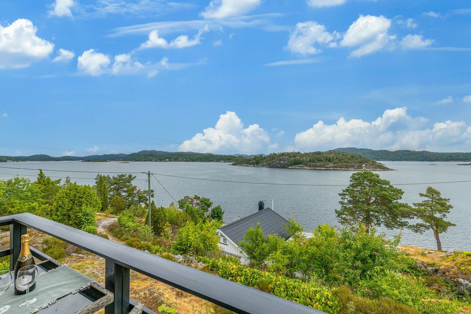 Det er vakkert på Telemarkskysten, med svaberg, mange koselige sund, små holmer og flere øyperler med veletablerte hyttemiljøer. Galleribilde