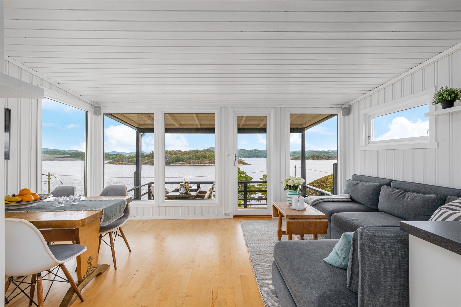 Stuen som vender mot sjøen har store vindusflater i front. Galleribilde