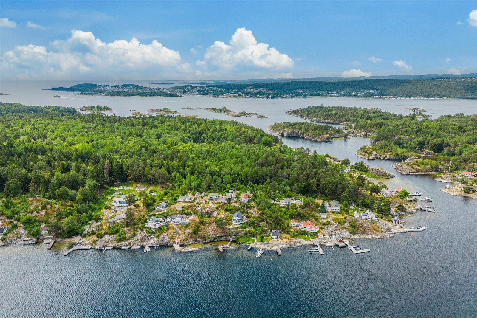 Langesund ligger ytterst mot havet. Her er det hotell, badepark og flere restauranter. Wrightegaarden som arrangerer flere konserter om sommeren ligger også her. Galleribilde