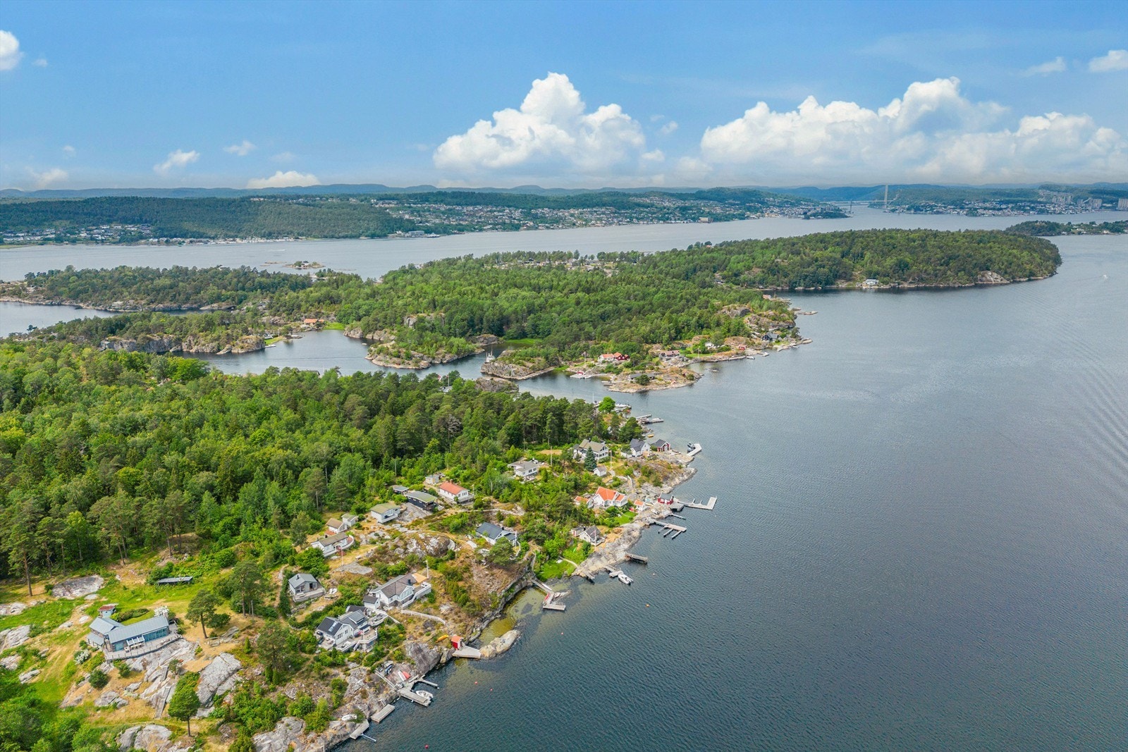 Det er kun en liten båttur over fjorden til Brevik eller Stathelle. Galleribilde