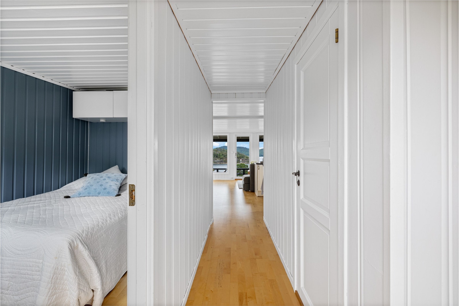 BLIKKFANG: Utsikten mot sjøen åpenbarer seg i det du åpner døra og går inn i hytta. Galleribilde