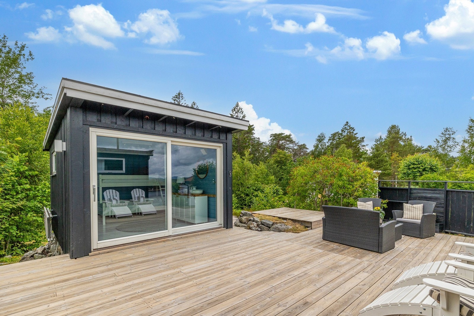 Annekset har skyvedør i glass - skillet mellom ute og inne viskes ut. Galleribilde