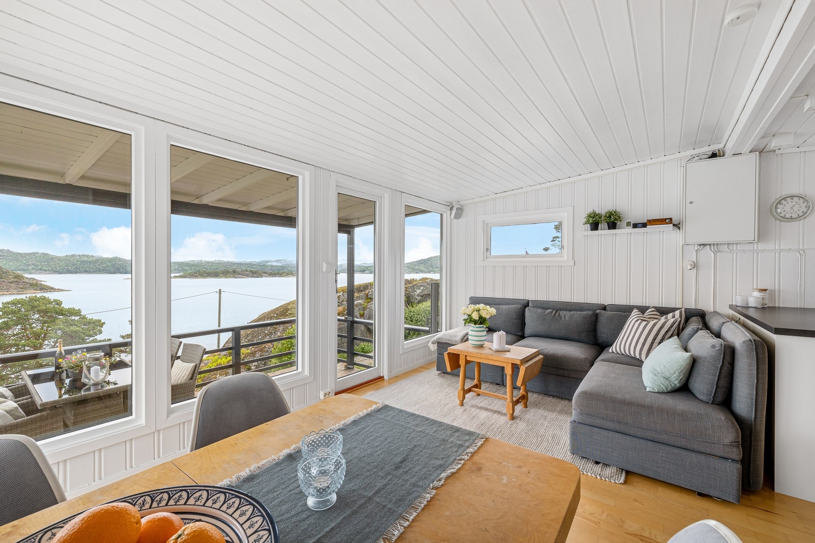 Stua er lys, enkel og med åpen løsning mot kjøkkenet. Galleribilde