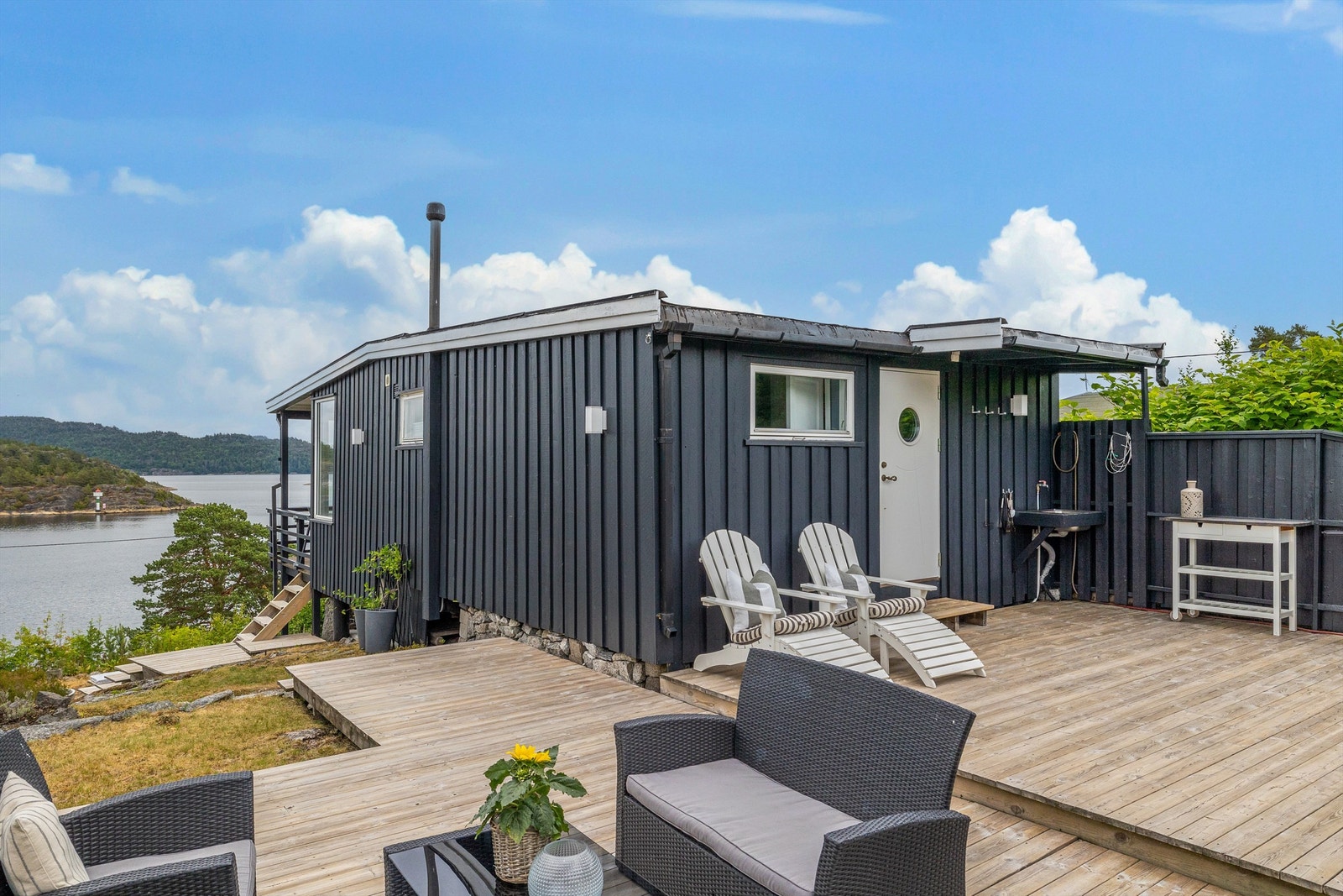 Et fantastisk skue mot skjærgården mellom Brevik og Helgeroa. Terrassen utnytter terrenget ved ulike nivåforskjeller, men beholder hele veien en god bredde. Galleribilde