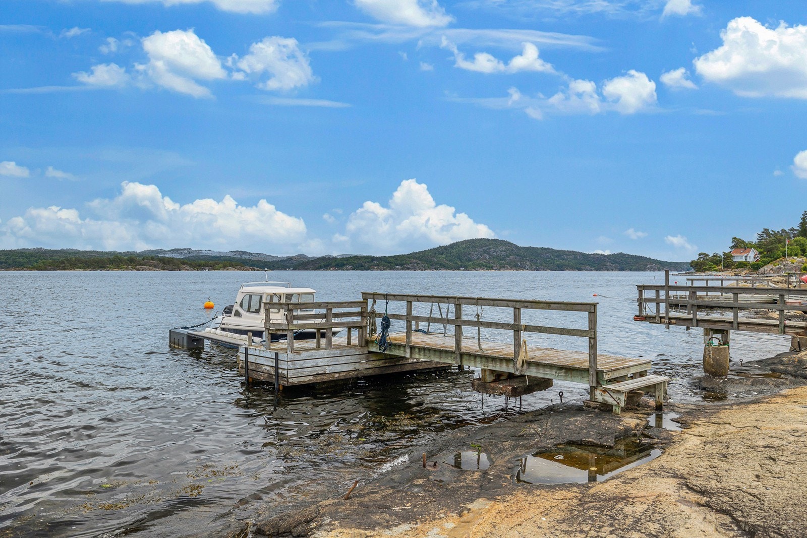 På brygga er det liten benk, badestige og god plass til to båter. Utriggeren er ikke søkt om. Galleribilde