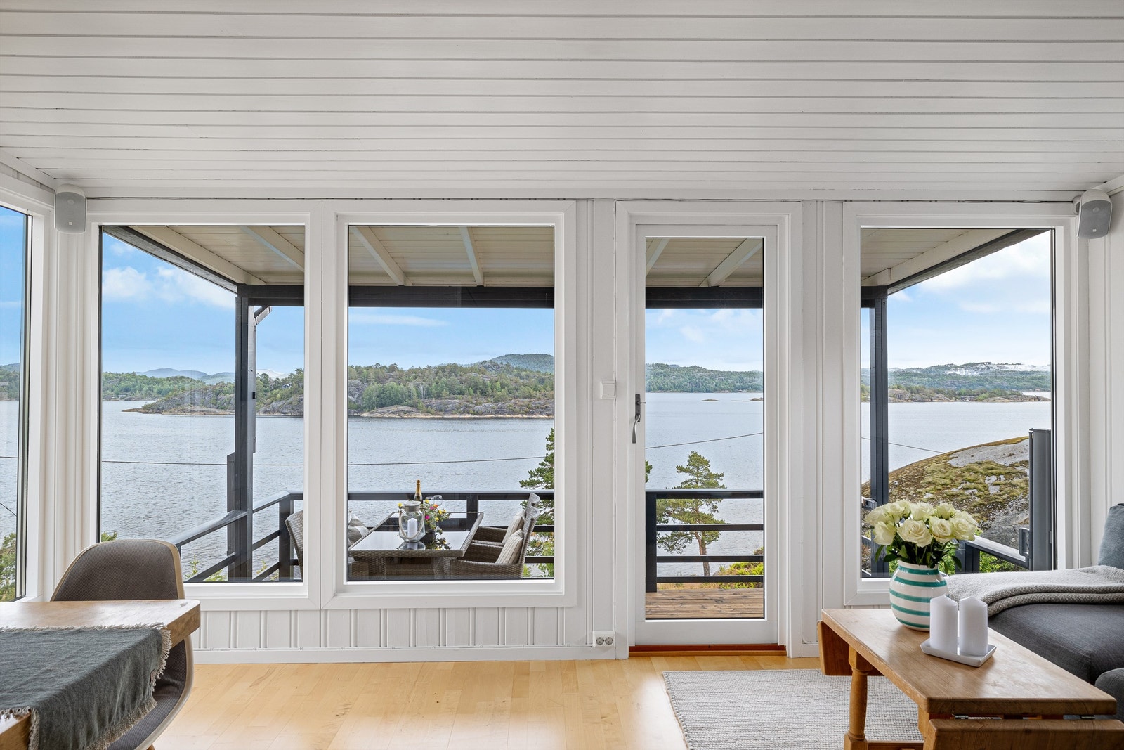 100 % sommer inne og ute på hytta, som ligger kun et steinkast fra vannkanten på Siktesøya. Galleribilde