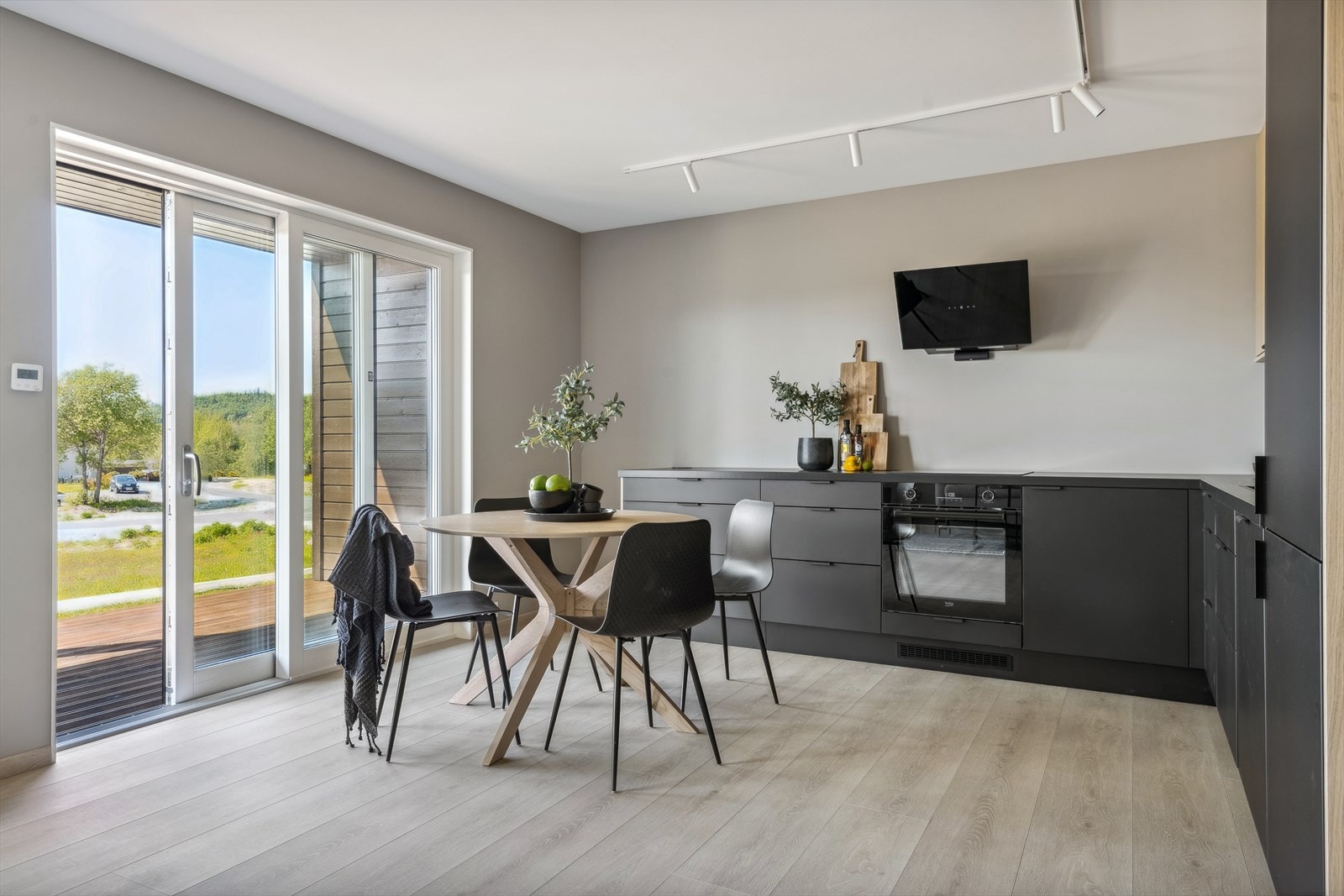 NB! Innvendige bilder i salgsoppgave er fra møblert leilighet i 1 etasje, mens leiligheten som selges ligger i 2 etasje. Galleribilde