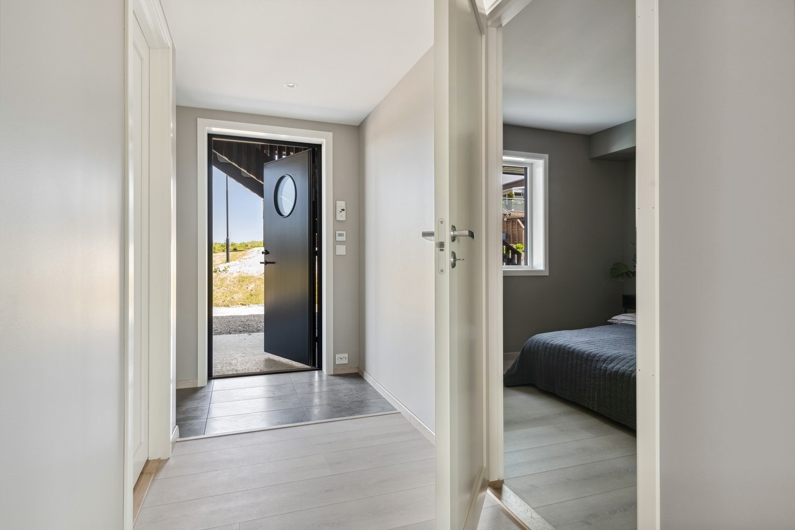 2 etg: Entre, 2 soverom, bad/vask, bod, stue og kjøkken. I tillegg carport og utebod. Galleribilde