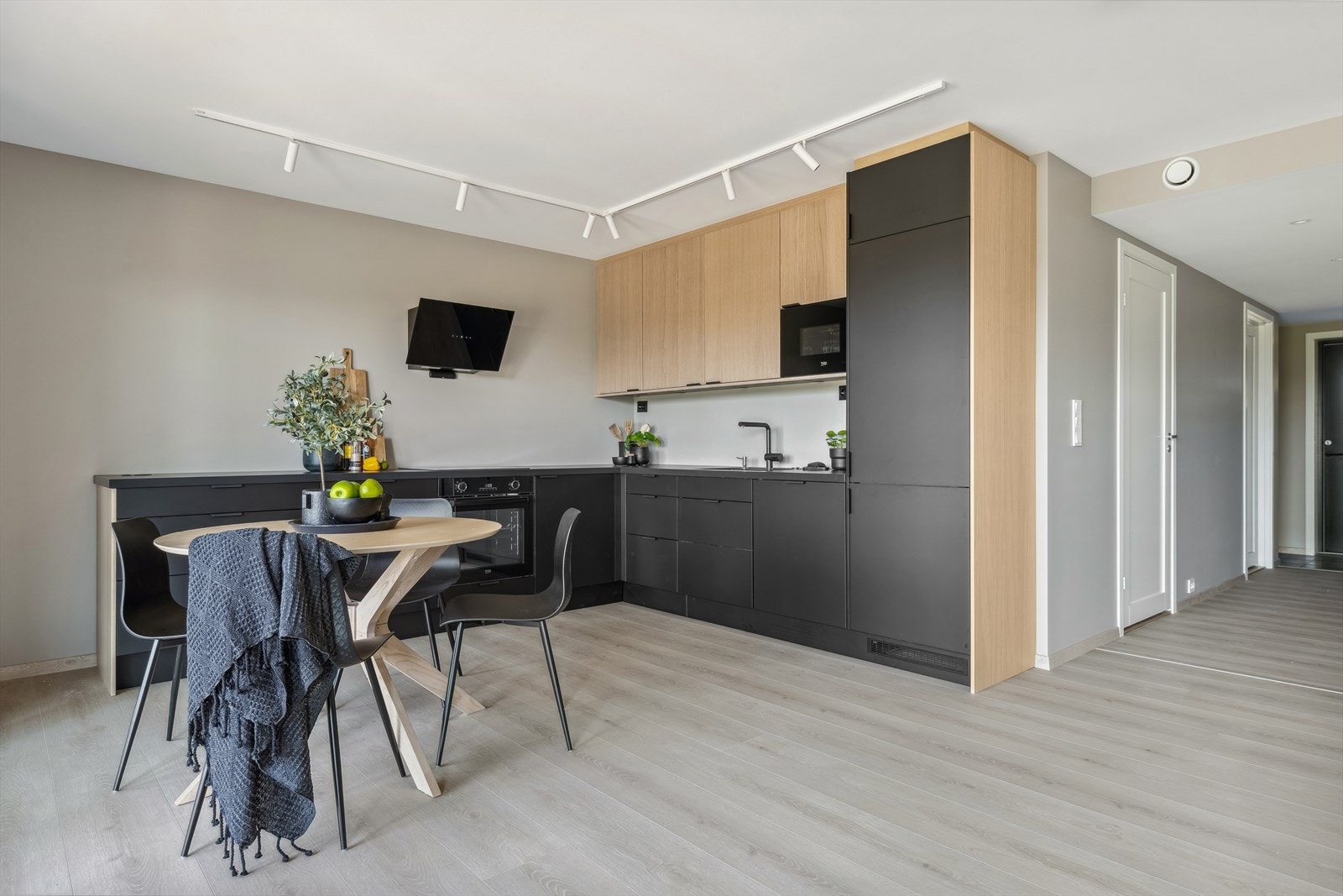 Oppgradert flott Epoc kjøkken med integrert kjøl/frys, stekeovn med platetopp, ventilatorhette, micro og oppvaskmaskin. Takhøye overskap. Galleribilde