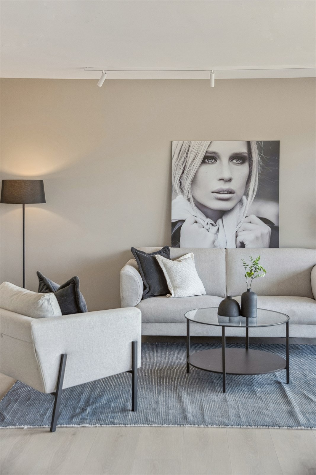 Leiligheten oppgradert med flis i entrè, opgradert kjøkken, oppgradert sannitær- og elektrikerutstyr, samt gulvlist lik gulv Galleribilde