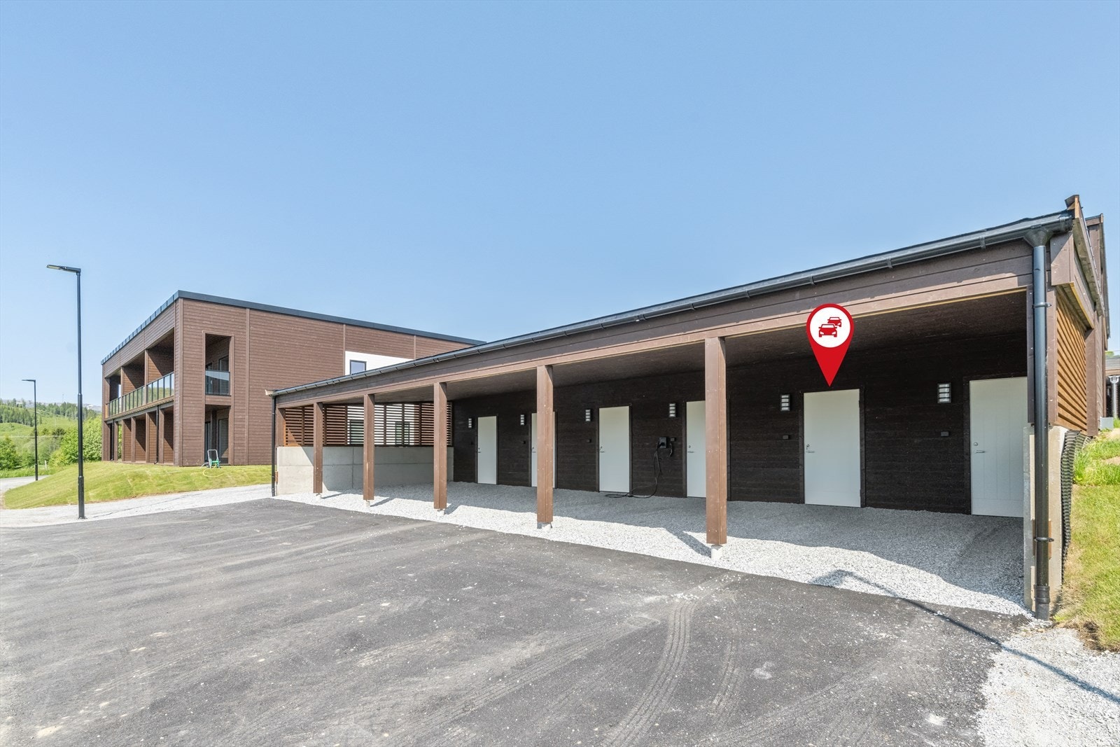 1 plass i carport med utebod i bakkant. Dobbel stikk kontakt, samt infrastruktur klar for evt tilkobling til elbil lader. Asfalt foran carportene. Galleribilde