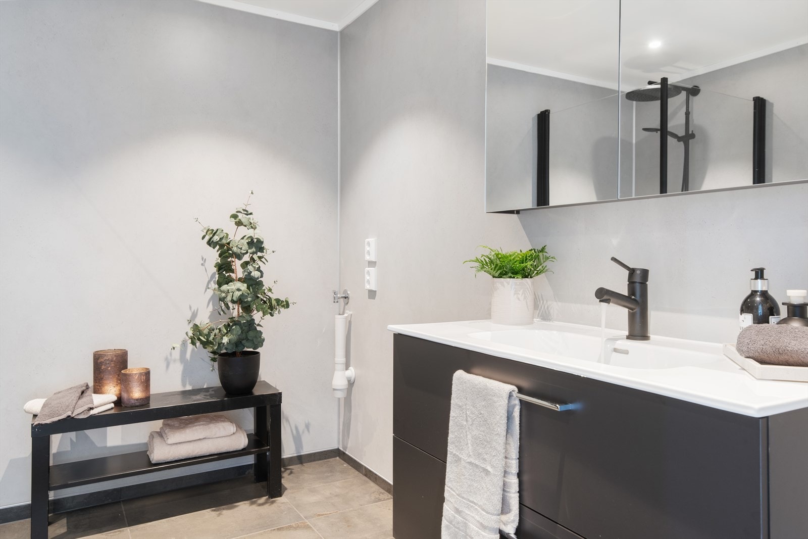 Sorte detaljer på dusj, armatur og innredning Galleribilde