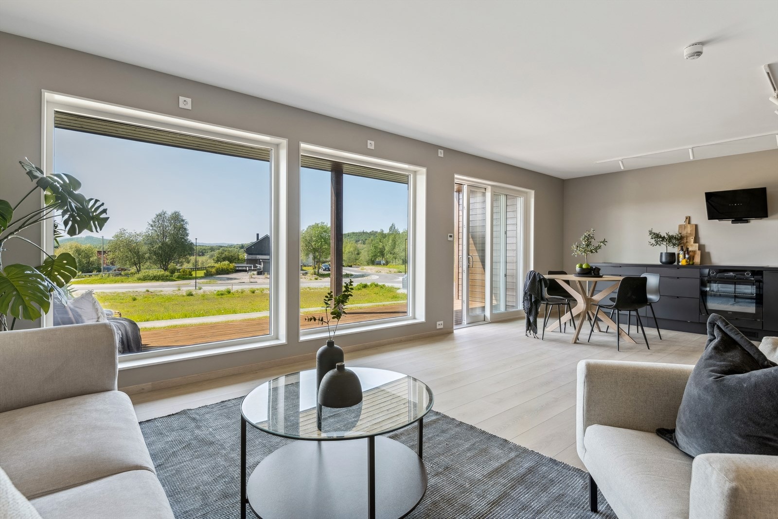 Åpen stue/kjøkken løsning, med plass til ulike grupperinger Galleribilde