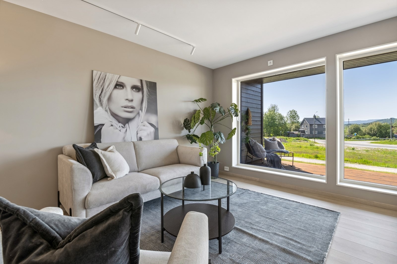 Stue. Leiligheten i 2 etg har spotter i tak. Galleribilde