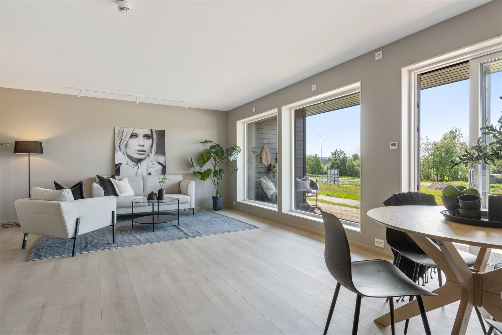 Leiligheten er i sin helhet malt i tidsriktig og delikate farger. Listefritt mellom vegg og tak. Gulvlist er lik gulv, som gir en fin helhet Galleribilde