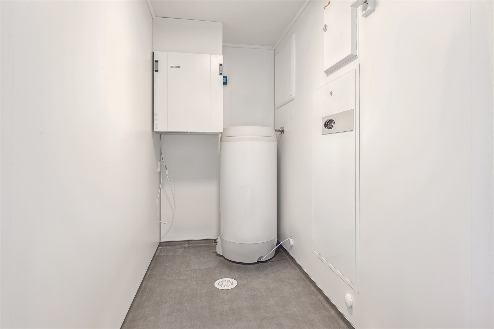 Innvendig bod med varmtvannsbereder og tekniske installasjoner. Sluk i gulv. Plass til noe oppbevaring. Galleribilde