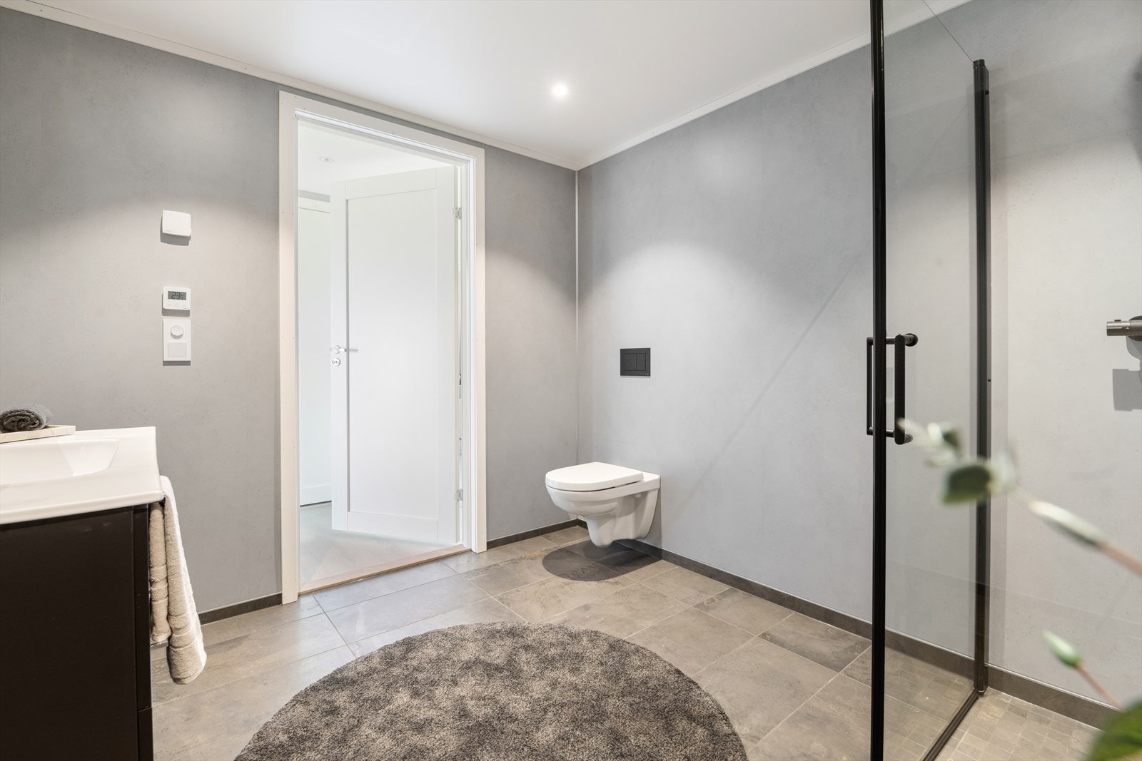 Utstyrt med servant, speilskap, dusj, veggmontert wc og opplegg for vaskemaskin Galleribilde