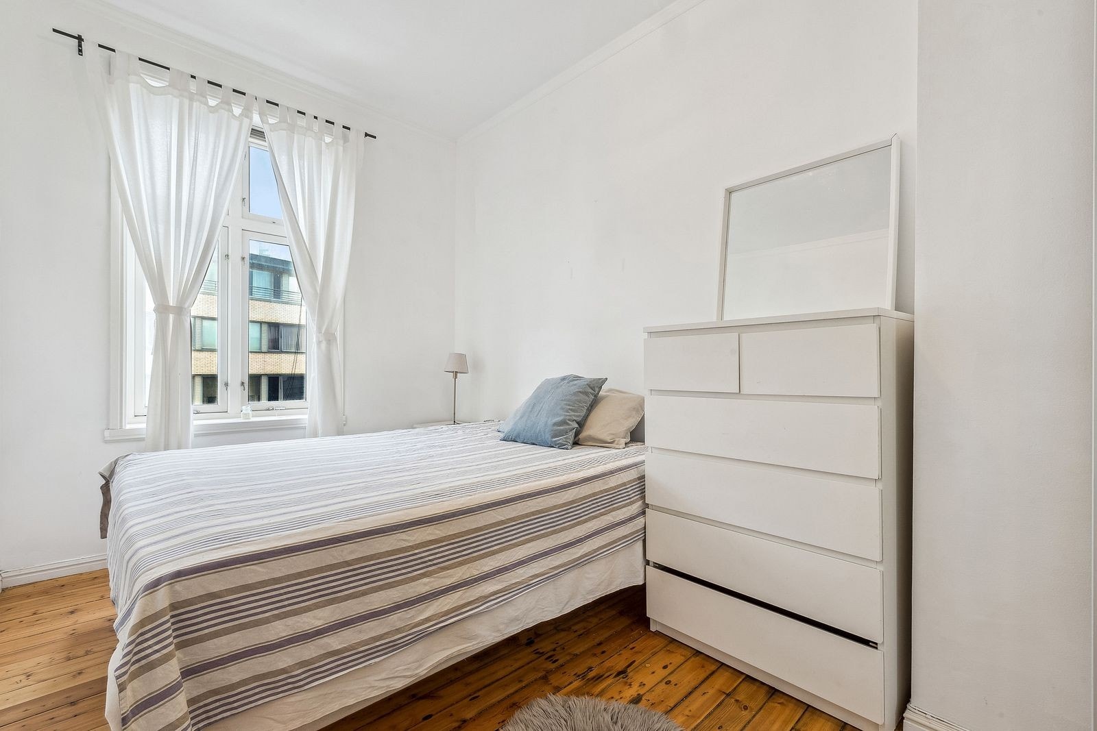 Soverom med plass til dobbeltseng og oppbevaring. Galleribilde