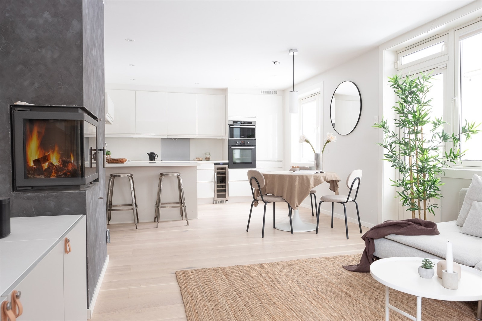 Det er god plass til sofa med tilhørende salongbord, tv-seksjon og et stort spisebord hvor venner og familie kan samles. Galleribilde