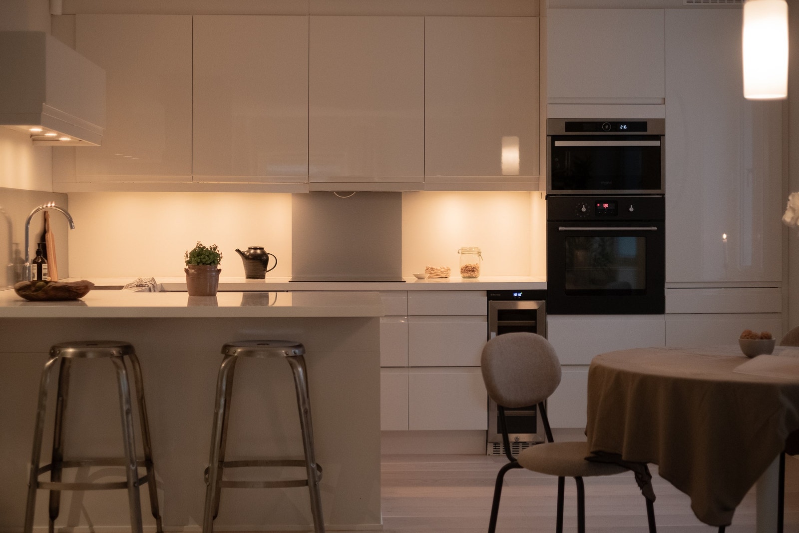 Innredningen er fra HTH og består av høyglans fronter, benkeplate av laminat med planlimt oppvaskkum med ett-greps armatur. Overbelysning og stikkontakter under overskap. Galleribilde