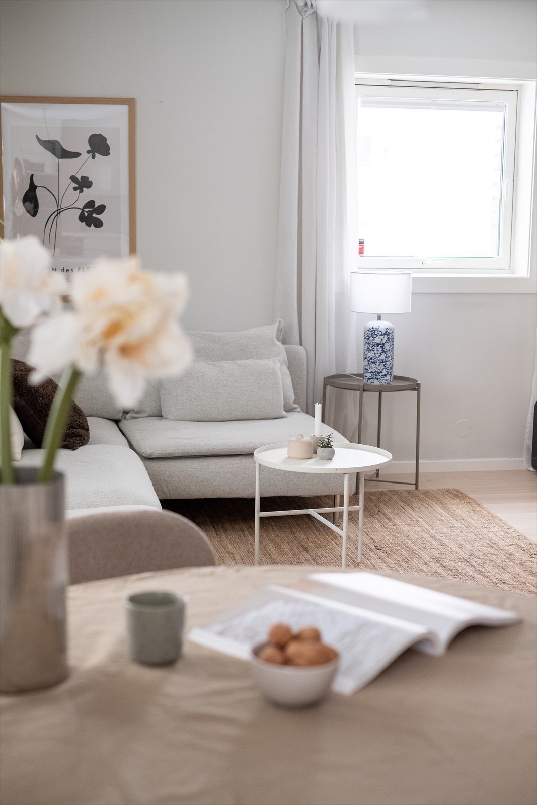 De store vindusflatene bidrar også til rikelig med naturlig lys. Galleribilde