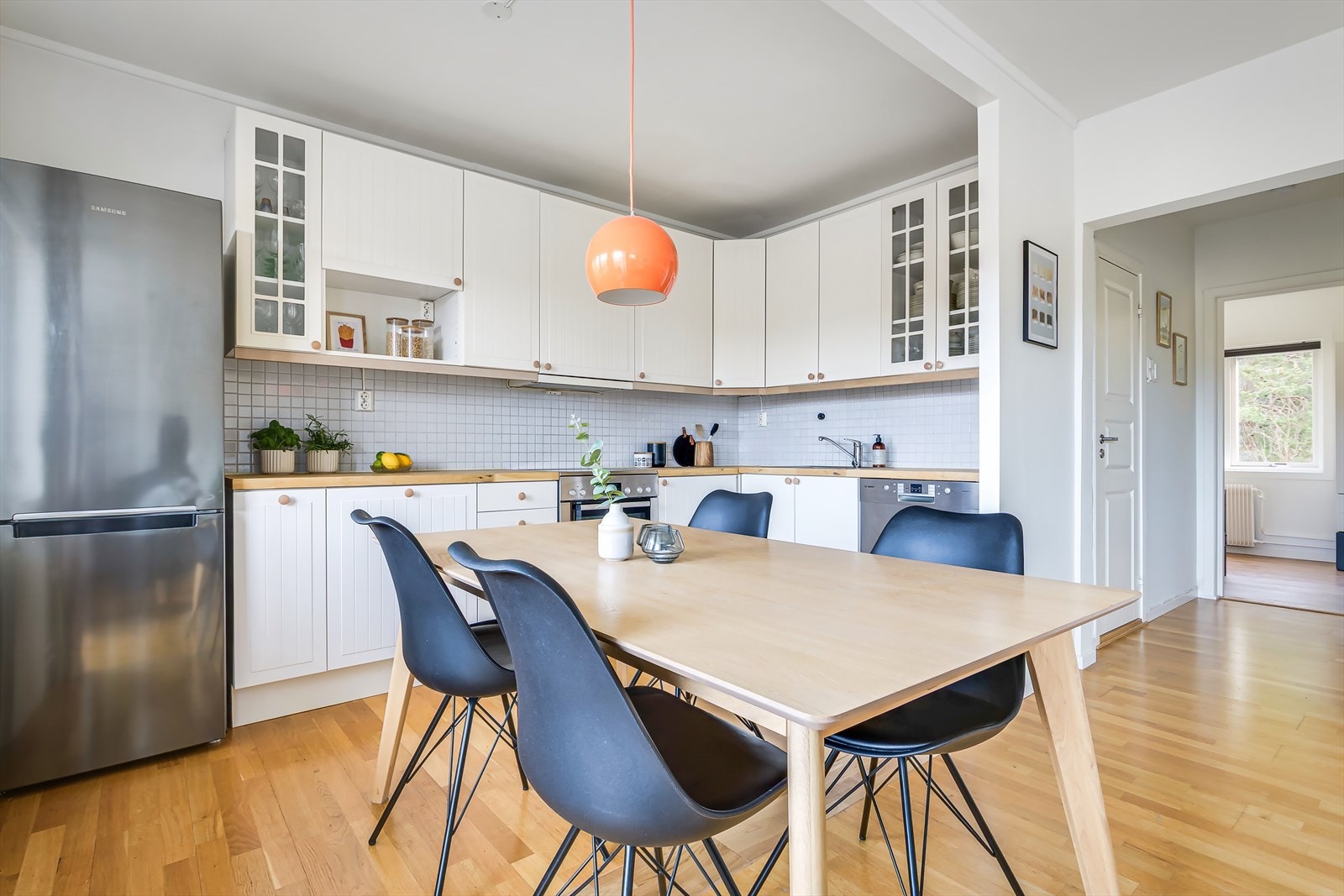 Et sjarmerende kjøkken med profilerte fronter og benkeplate i heltre gir en varm og tidløs stil. Her er det godt med skapplass. Galleribilde